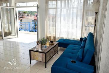 Pella Hotel   New