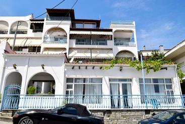 Pella Hotel   New