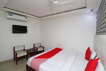 هتل D' Seasons By Oyo Rooms