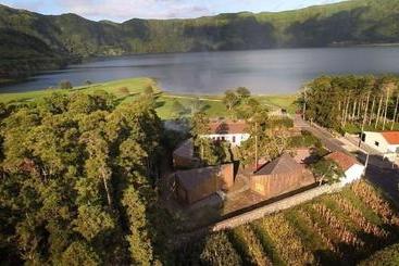 Sete Cidades Lake Lodge