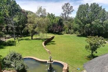 צימר The Moon And Sixpence Garden Guest House