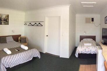 Cross Roads Motel