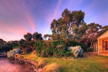 קוטג'' Stanley Lakeside Spa Cabins