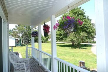 تختخواب و صبحانه Cavendish Breeze Inn