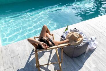 آپارتمانهای توریستها Damma Beachfront Luxury Villa