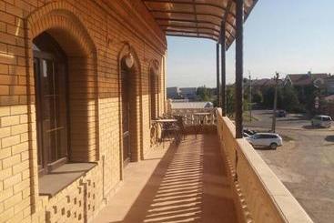 مسافرخانه Ronai Holl Guest House