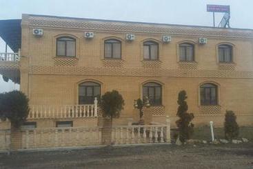 مسافرخانه Ronai Holl Guest House