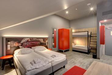 هتل Holiday Inn St. Petersburg  Theatre Square