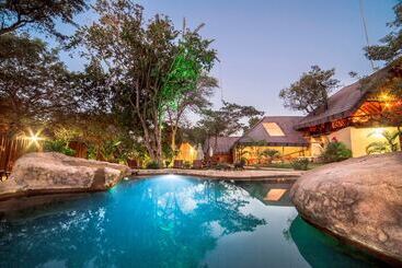 בית מלון כפרי Pezulu Tree House Lodge