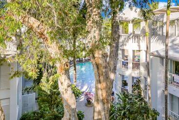 리조트 Elysium Private Apartments At The Beach Club