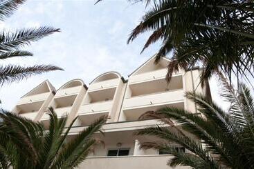 مسافرخانه Altamarea Residence & Family