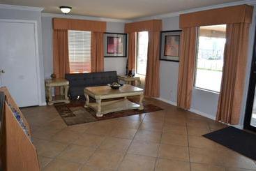 هتل Hill Country Inn And Suite