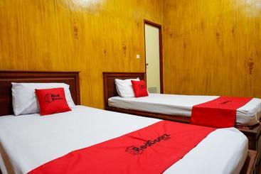 هتل Reddoorz Near Kamali Beach Bau Bau