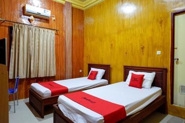هتل Reddoorz Near Kamali Beach Bau Bau