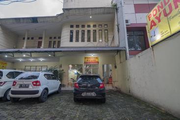 پانسیون Reddoorz Near Setrasari Mall
