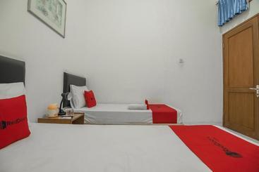 پانسیون Reddoorz Near Setrasari Mall