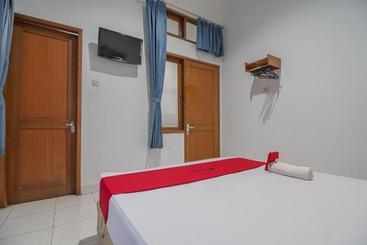 پانسیون Reddoorz Near Setrasari Mall
