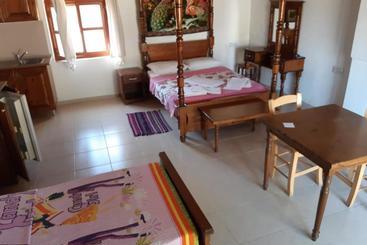 تختخواب و صبحانه Karpaz Stone House