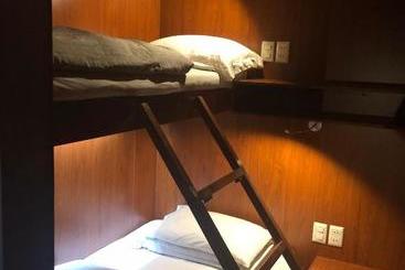 هتل کپسول Onkel Inn Airport Sleepbox