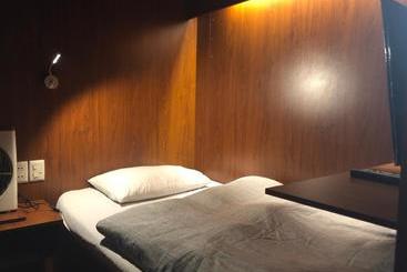 هتل کپسول Onkel Inn Airport Sleepbox