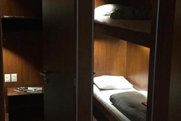 هتل کپسول Onkel Inn Airport Sleepbox