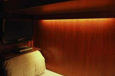 هتل کپسول Onkel Inn Airport Sleepbox