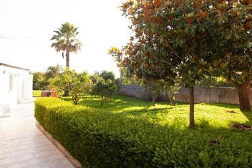 هاستل Estela Surf Camp & Surf School
