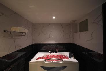 Grand Signature Hotel & Spa