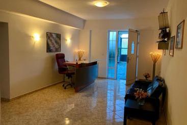 پانسیون Sunset Studios