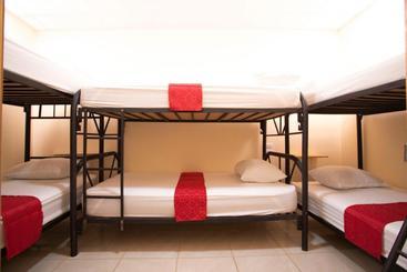 Flor De Katty Hostel Airport