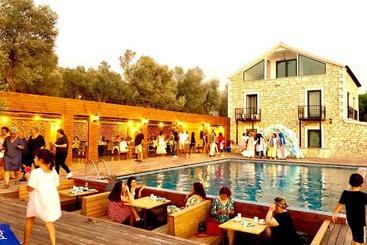 Victoria Hotel And Lounge