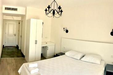 Victoria Hotel And Lounge