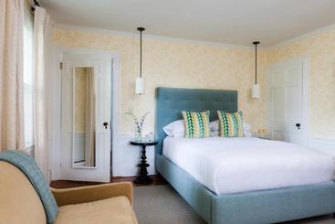 هتل Captain Fairfield Inn