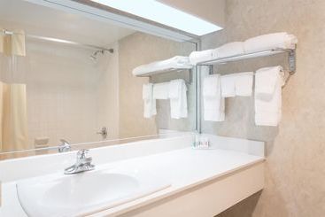 هتل Days Inn By Wyndham Athens