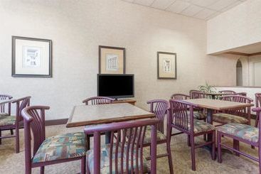 هتل Days Inn By Wyndham Athens