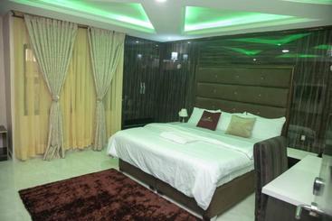 هتل Lushville  & Suites