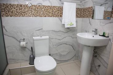 هتل Lushville  & Suites