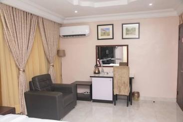 هتل Lushville  & Suites