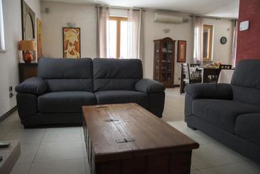 تختخواب و صبحانه Casa Domi