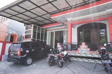 پانسیون Reddoorz Near Alun Alun Batu