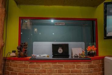 پانسیون Reddoorz Syariah Near Syamsudin Noor Airport 2