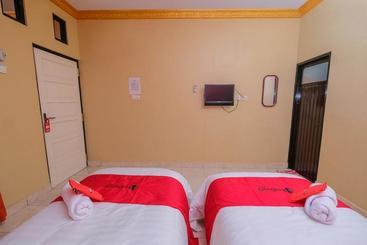 پانسیون Reddoorz Syariah Near Syamsudin Noor Airport 2