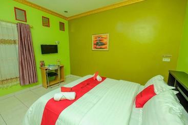 پانسیون Reddoorz Syariah Near Syamsudin Noor Airport 2