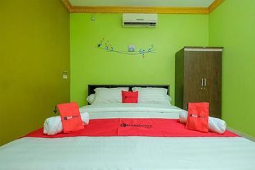 پانسیون Reddoorz Syariah Near Syamsudin Noor Airport 2