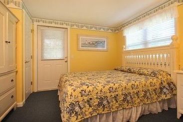 Colonial Acres Resort