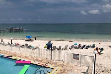 هتل Coco Plum Beach & Tennis Club & Marina