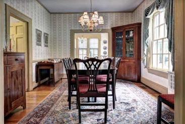هتل Colonial Capital Bed & Breakfast