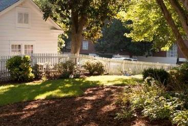 هتل Colonial Capital Bed & Breakfast