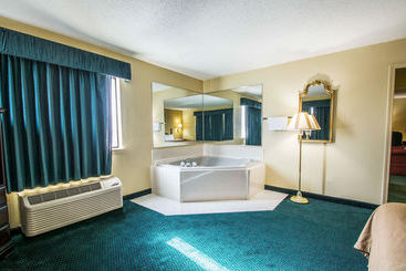 هتل Super 8 By Wyndham Montgomery I65