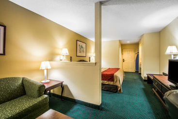 هتل Super 8 By Wyndham Montgomery I65